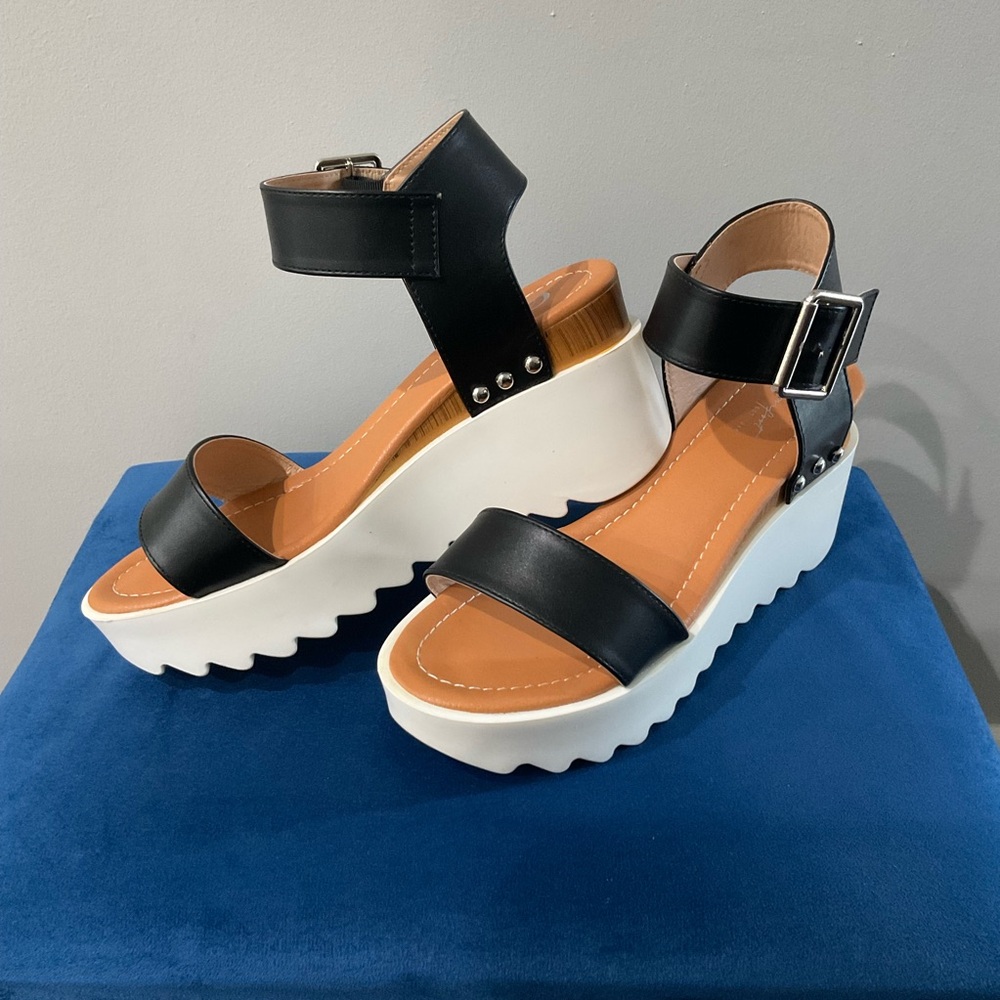 Comfort Est 1946 brand. Black and white sandals size 8.